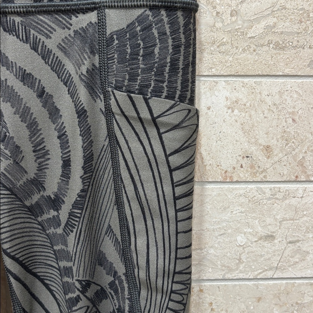 Athleta Black and Gray Leaf Pattern Leggings Size… - image 4